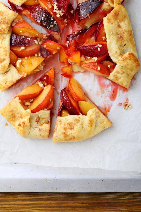 갈레트는 천도복숭아로 구워 먹기에 좋은 타르트 혹은 파이의 일종이다. 게티이미지뱅크