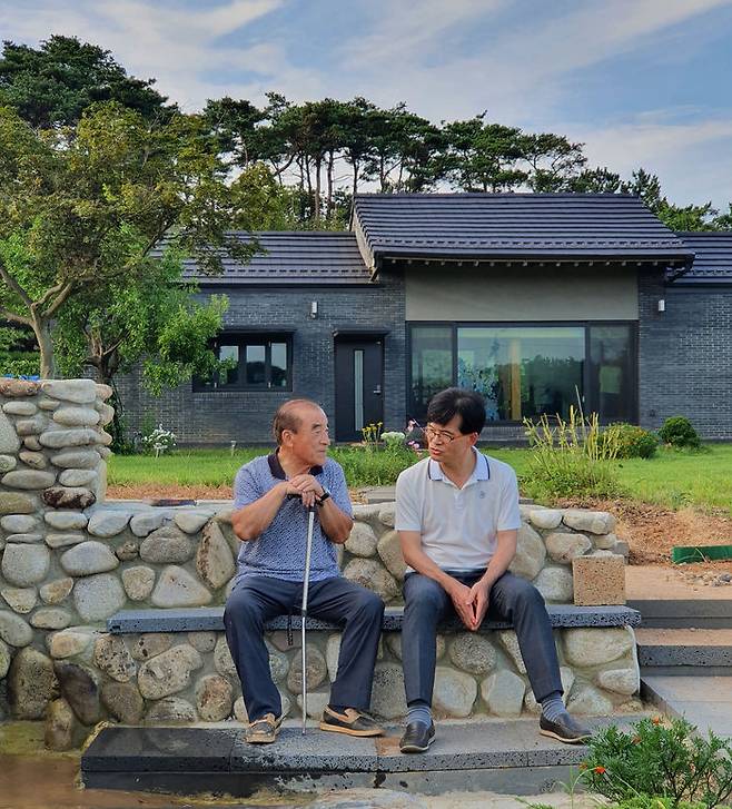 퇴임 뒤 귀향해 살고 있는 이홍훈 전 대법관(왼쪽). 필자와 대화를 나누고 있다.