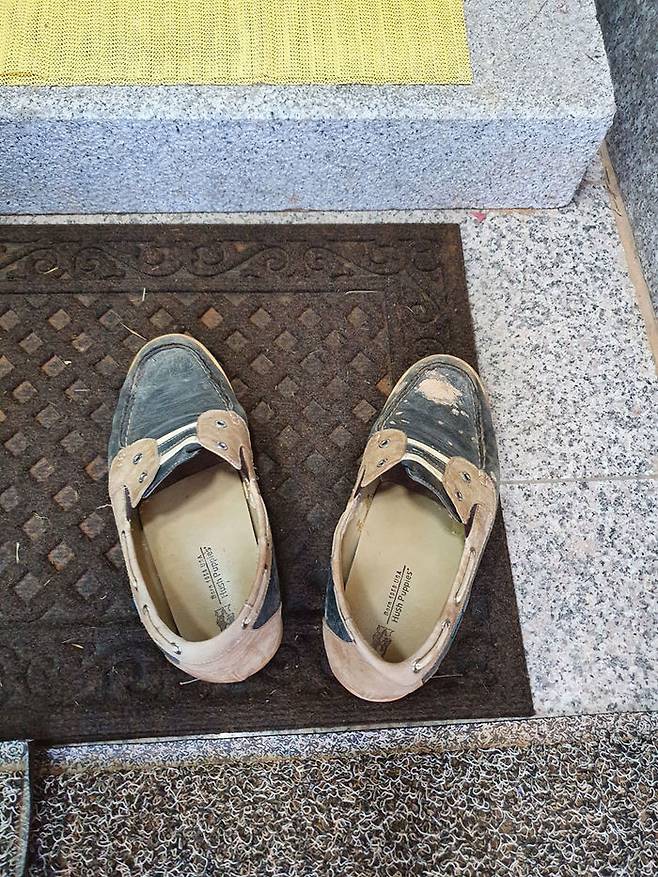 그는 여전히 신발 한 켤레 낡아 헐 때까지 신고 다닌다.