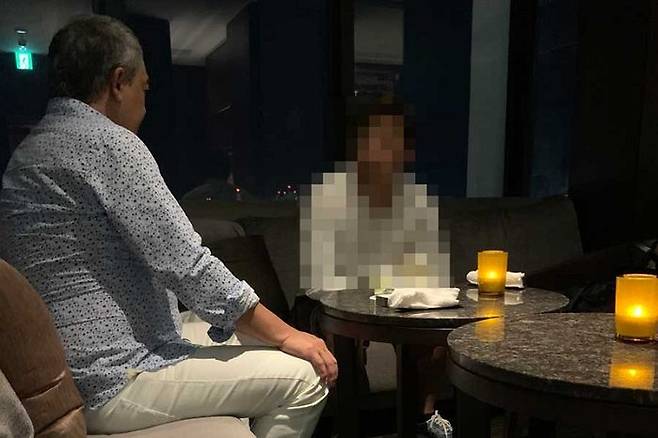 2018년 7월 22일 오키나와 호텔에서 만난 곤노 피고와 사토 용의자