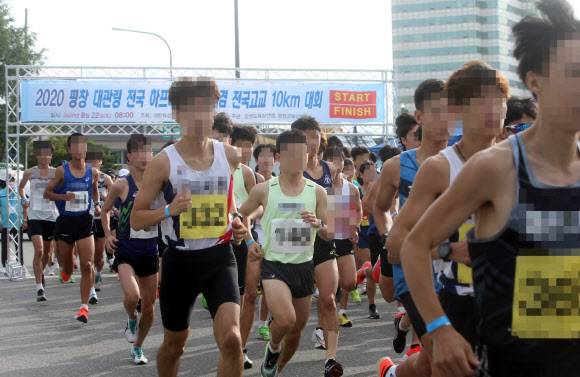 22일 강원 평창군 대관령면에서 열린 ‘2020 평창 대관령 전국 하프마라톤대회 겸 전국 고교 10㎞ 대회’에 참가한 선수들이 출발하고 있다. 2020.8.22 연합뉴스