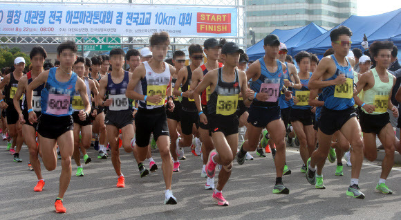 22일 강원 평창군 대관령면에서 열린 ‘2020 평창 대관령 전국 하프마라톤대회 겸 전국 고교 10㎞ 대회’에 참가한 선수들이 출발하고 있다. 2020.8.22 연합뉴스
