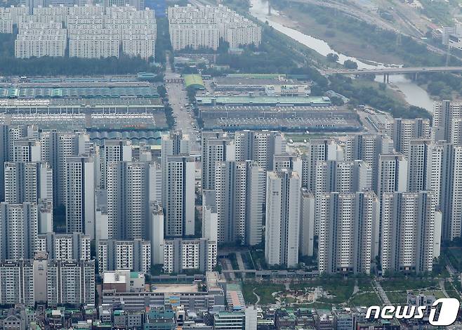 서울 송파구 롯데월드타워 서울스카이에서 바라본 잠실 아파트단지. 2020.8.16/뉴스1 © News1 김진환 기자