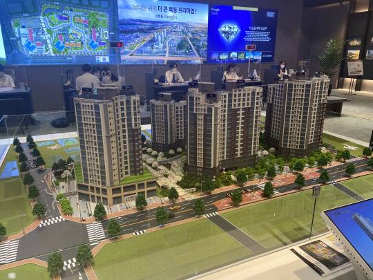 동양건설산업이 서울 양천구에서 더블역세권 입지의 새 아파트 '신목동 파라곤'을 새롭게 선보인다. 



사진은 신목동 파라곤 단지모형도.