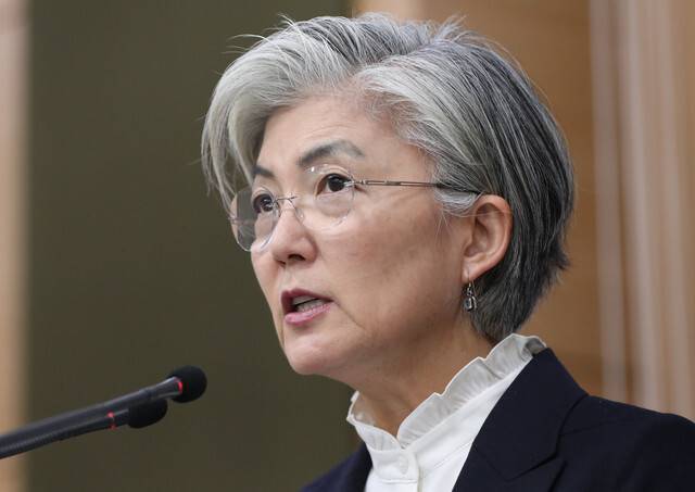 지난 2월 강경화 외교부 장관이 오전 서울 종로구 외교부 브리핑룸에서 열린 내신 기자회견에서 외교 현안에 대한 질문에 답하고 있다. 연합뉴스