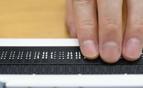 ‘한소네’로 불리는 점자정보단말기 모습. 컴퓨터와 스마트폰 등 전자기기에 입력된 글자를 점자로 번역해준다. 최현규 기자