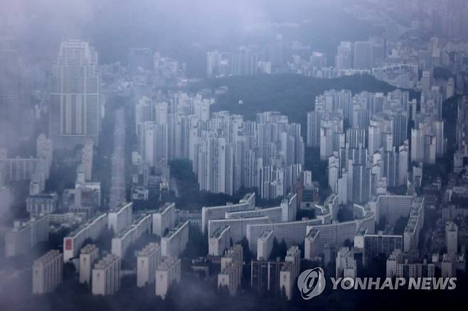 부동산 정책 '안갯속' 서울 송파구 롯데월드타워에서 바라본 강남구 대치동 일대 아파트 단지 위로 비구름이 드리워져 있다. [연합뉴스 자료사진]