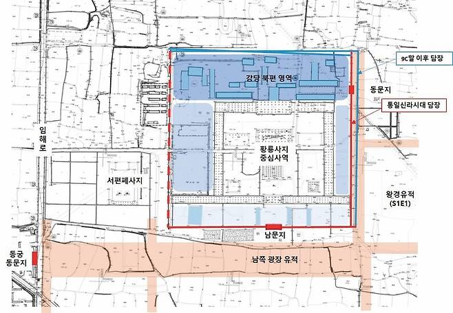 황룡사터와 신라 궁궐인 월성이 활짝 트인 큰길로 이어지고 있음을 보여주는 유적 설명도. 절터 남문 앞 큰 도로(대로)와 광장 유적이 터의 서쪽에 자리한 월성 동궁 동문 터로 연결되고 있다는 것을 알 수 있다.