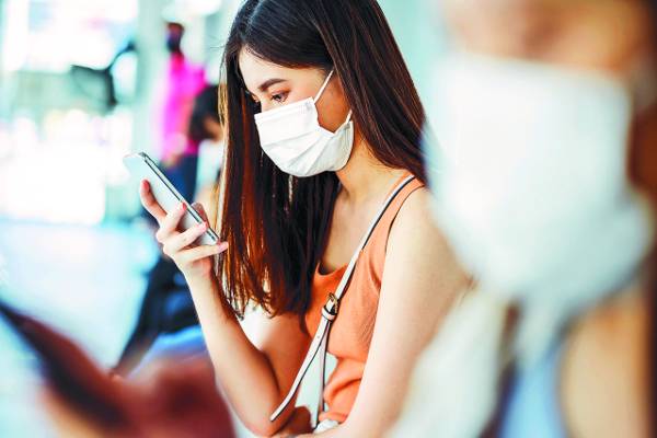 무더위 속에서 코로나19 감염 차단 마스크를 장시간 쓴 채 일상생활을 유지하기가 힘겨울 수 밖에 없다. 비말 차단과 함께 호흡이 편안한 마스크를 골라 꼭 필요한 곳에서 올바르게 착용하는 지혜가 필요하다. 게티이미지뱅크