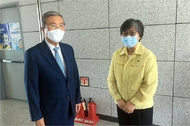 미래통합당 김종인 비상대책위원장이 21일 오후 충북 청주시 질병관리본부를 방문해 정은경 본부장을 만나고 있다. (사진=미래통합당 제공)