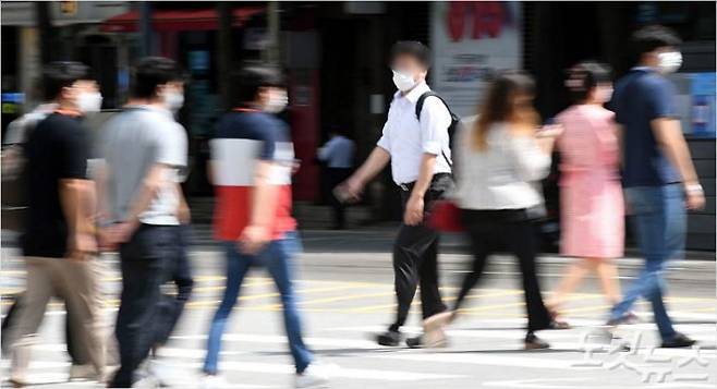 서울 전역에서 누구나 실내·실외를 가리지 않고 마스크 착용이 의무화된 24일 시민들이 마스크를 착용한 채 횡단보도를 건너고 있다. 황진환기자