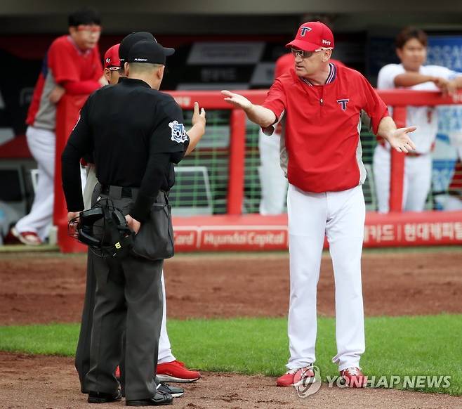 심판에게 강력하게 항의하는 윌리엄스 감독 7월 19일 광주-기아챔피언스필드에서 열린 2020 KBO리그 두산 베어스와 KIA 타이거즈의 경기에서 KIA 윌리엄스 감독이 4회 말 3루 주자 유민상의 홈 아웃 판정 이후 비디오판독 요청과 관련 심판에게 강력하게 어필하고 있다. [연합뉴스 자료사진]