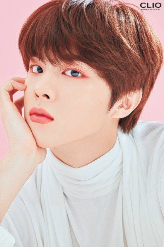 여배우, 여성 아이돌의 전유물이었던 메이크업 화보에 남성 아이돌이 등장했다. 핑크로 눈가를 물들인 김우석. [사진 각 브랜드]