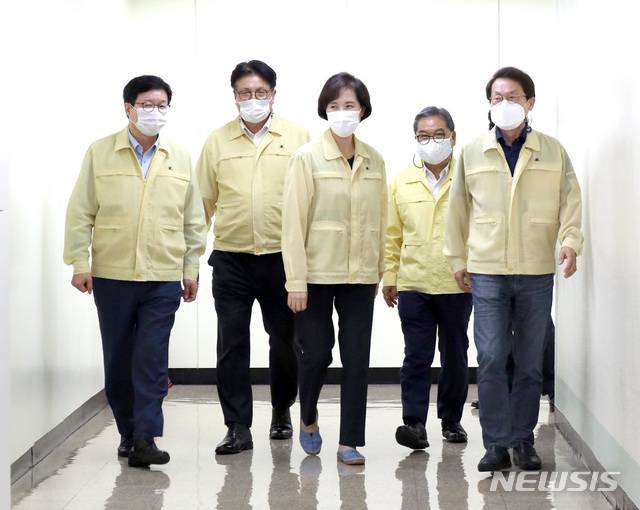 [서울=뉴시스] 전진환 기자 = 수도권 학교 방역점검 회의가 열린 24일 오후 서울 종로구 서울시교육청 904호로 유은혜 부총리, 조희연 서울시교육감, 이재정 경기도교육감, 도성훈 인천시교육감, 염태영  전국시장군수구청장협의회장이 들어오고 있다. 2020.08.24.  amin2@newsis.com