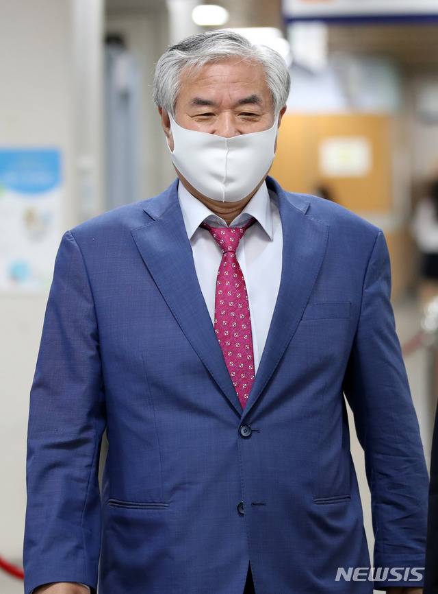 [서울=뉴시스] 고범준 기자 = 공직선거법 위반 혐의 등으로 기소된 전광훈 한국기독교총연합회 대표회장 목사가 지난 11일 오전 서울 서초구 서울중앙지방법원에서 열리는 3차 공판에 출석하고 있다. 2020.08.11. bjko@newsis.com