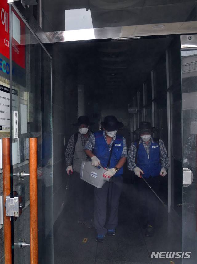 [부산=뉴시스] 하경민 기자 = 부산 부경보건고등학교 병설중학교에 재학 중인 만학도 6명이 잇달아 신종 코로나바이러스 감염증(코로나19) 확진 판정을 받은 가운데 11일 오후 사하구 해당 학교 건물에서 보건소 관계자들이 방역소독을 실시하고 있다. 2020.08.11.  yulnetphoto@newsis.com