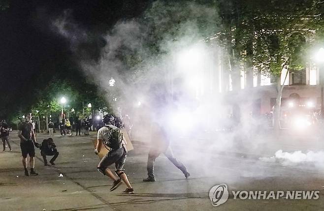 '위스콘신 흑인 피격' 항의 시위대에 최루탄 쏘는 미국 경찰 (커노샤 EPA=연합뉴스) 미국 위스콘신주 커노샤에서 24일(현지시간) '흑인 피격'에 항의하는 시위대가 경찰이 쏜 최루탄을 피해 달아나고 있다. 전날 이곳에서는 비무장 흑인 남성 제이컵 블레이크가 어린 세 아들이 보는 앞에서 백인 경찰이 쏜 총에 맞아 중태에 빠지는 사건이 발생했다. sungok@yna.co.kr