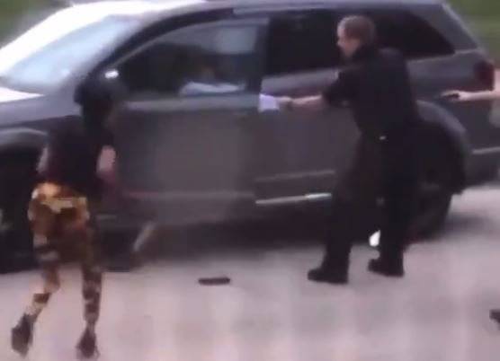 미 경찰, 비무장 흑인 등 뒤 수차례 총격 (서울=연합뉴스) 미국에서 또다시 비무장 흑인이 경찰이 쏜 총에 맞아 중태에 빠진 것으로 전해졌다.      미국 위스콘신주 커노샤에서 지난 23일(현지시간) 오후 5시께 경찰의 총격을 받은 흑인 남성 제이컵 블레이크가 병원으로 긴급 이송됐다고 로이터통신과 현지 지역매체가 보도했다.      사진은 경찰이 총을 쏜 후 한 여성이 다가와 팔짝팔짝 뛰고 있는 모습. 2020.8.25 [트위터 영상 제공. 재판매 및 DB 금지] photo@yna.co.kr