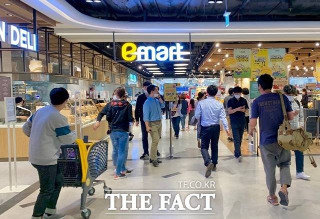 이마트는 올해 전략을 미래형 점포 확대로 삼고 지난 5월 이마트 월계점을 리뉴얼한 복합쇼핑몰 '이마트타운 월계점'을 열었다. /이민주 기자