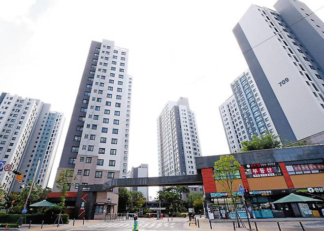 경기도 과천시 별양동의 한 아파트 단지 전경. 이 아파트 전용면적 59㎡(공급면적 25평형)는 이달 초 8억원에 거래됐다. 전·월세 상한제, 계약갱신청구권제가 시행되기 전인 6월에 비해 9000만원 오른 금액이다. 최근 과천을 비롯한 경기도 인기 지역에서는 전세 매물이 급감하고 가격이 오르는 '전세 대란' 우려가 높아지고 있다. /김연정 객원기자