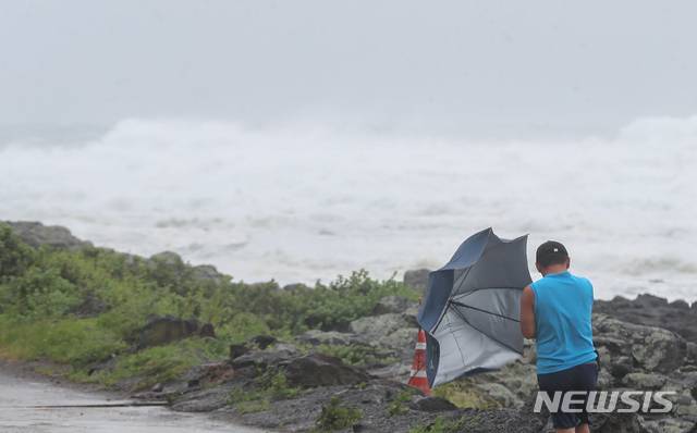 [서귀포=뉴시스]우장호 기자 = 제8호 태풍 '바비'(BAVI)가 우리나라를 향해 북상 중인 26일 오전 제주 서귀포시 안덕면 대평리 인근 해안가에 한 주민이 힘겹게 걸어가고 있다. 2020.08.26. woo1223@newsis.com
