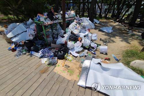 해변에 버려진 쓰레기. [연합뉴스 자료사진]