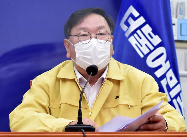 더불어민주당 김태년 원내대표가 26일 서울 여의도 국회에서 열린 최고위원회의에서 발언하고 있다. (사진=연합뉴스)