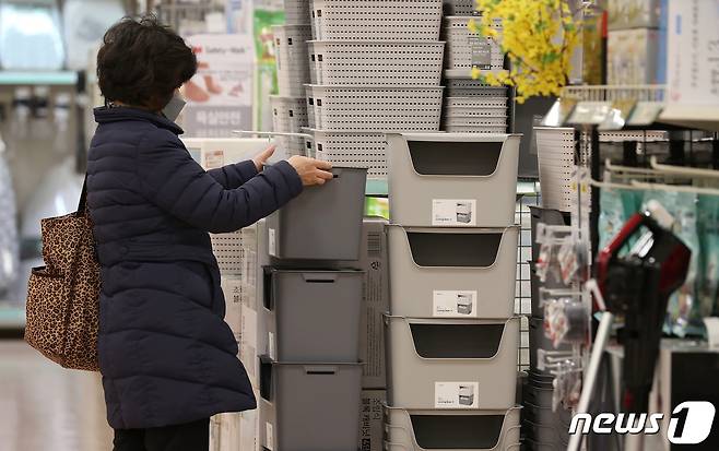한 시민이 17일 서울의 대형마트에서 가사용품을 구매하고 있다.  2020.3.17/뉴스1 © News1 김진환 기자