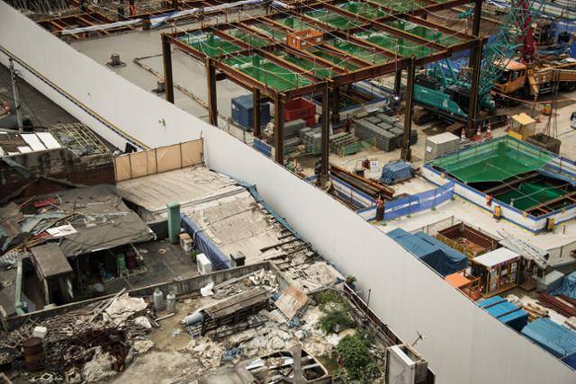 2차 철거를 코 앞에 둔 세운3-7 구역 옆으로 바리케이드가 쳐지고, 초고층 오피스텔인 '세운 힐스테이트' 공사가 한창 진행중이다.