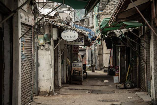 예비 철거가 시작된 세운 3-7구역의 풍경은 을씨년스럽다. '재개발을 멈추고 재생으로 전환하겠다'는 서울시의 약속에 배신당한 상인들은 하나둘, 도심 외곽으로 거처를 옮겼다. 이곳에 있던 상인 10명 중 1명은 아예 가게를 접었다.