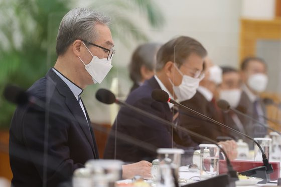 김태영 한국교회총연합 공동대표(왼쪽)가 27일 청와대 본관에서 열린 한국 개신교회 지도자 초청 간담회에서 발언하고 있다. 연합뉴스