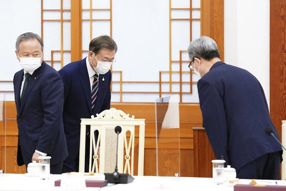 문재인 대통령이 27일 청와대 본관에서 열린 한국 교회 지도자와의 간담회에서 참석자들과 인사를 나누고 있다. 뉴스1