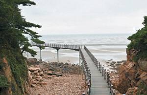 무의도 하나개해수욕장의 명물 해상탐방로. 탐방로에서는 갖가지 형상의 갯바위와 바다 풍경을 즐길 수 있다.