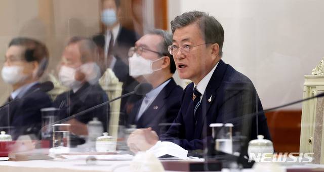 [서울=뉴시스]추상철 기자 =문재인 대통령이 27일 오전 청와대 본관에서 한국교회총연합 김태영,류정호,문수석 공동대표회장을 비롯한 한국 교회 지도자와 간담회를 하고 있다. 2020.08.27.  scchoo@newsis.com