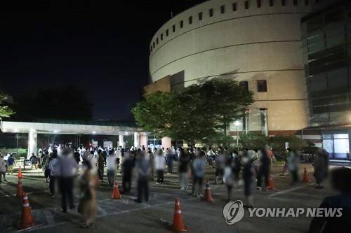 광주 성림침례교회 (광주=연합뉴스) 천정인 기자 = 광화문 집회 관련 확진자가 예배를 본 광주 북구 각화동 성림침례교회에서 다수의 확진자가 발생했다. 사진은 지난 25일 교인을 상대로 야간 검체 채취하는 모습.