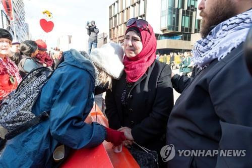 브렌턴 태런트 선고에 흐느끼는 피해자 유가족 [로이터=연합뉴스] 재판매 및 DB 금지