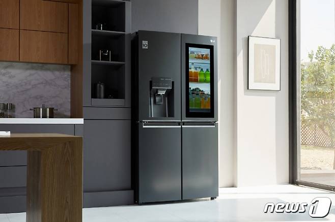 LG전자가 인스타뷰 냉장고와 컨버터블 냉장고를 9월달 스웨덴을 시작으로 2021년 상반기까지 영국, 프랑스, 이태리등 유럽 20여 국가에 순차적으로 출시한다고 28일 밝혔다. 사진은 LG 인스타뷰 냉장고의 연출 모습(LG전자 제공) © 뉴스1