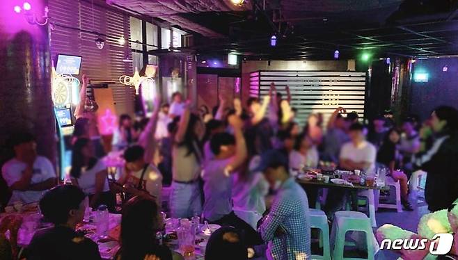 제주 한 게스트하우스에서 투숙객들이 모여 음악에 맞춰 춤을 추고 있다(SNS 캡처) /© 뉴스1