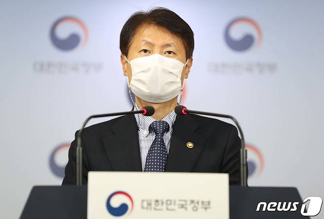 김강립 보건복지부 차관이 28일 오전 서울 세종로 정부서울청사에서 열린 의사단체 집단행동 대응 관련 관계부처 합동 브리핑에서 발언을 하고 있다. 2020.8.28/뉴스1 © News1 임세영 기자