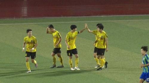 중동고 김형규가 골을 넣고 동료들과 기뻐하고 있다. [사진=메이킹풋볼]