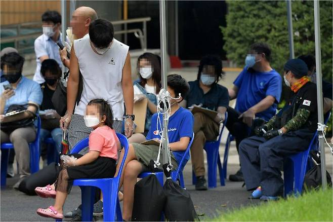 전국 곳곳에서 코로나19가 급격히 확산하면서 신규 확진자 수가 400명대로 급증한 27일 서울 영등포구청에 마련된 선별진료소가 검사를 받으려는 시민들로 붐비고 있다. 박종민기자