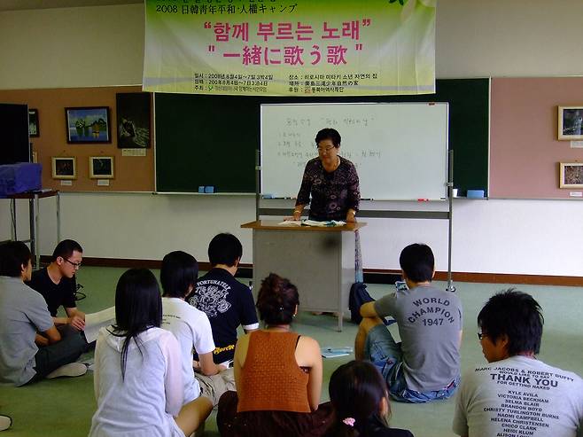 ⓒ정신대할머니와 함께하는 시민모임 제공2008년 8월 히로시마에서 열린 한·일 청년인권캠프에서 이수산 선생님이 증언을 하고 있다.