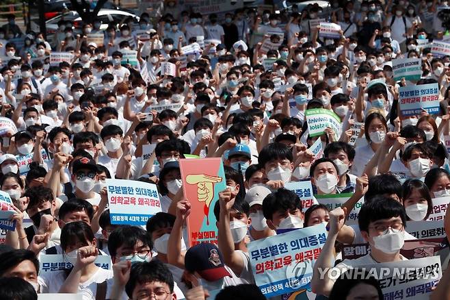 구호 외치는 전공의 (부산=연합뉴스) 손형주 기자 = 14일 오후 부산시청 앞에서 열린 4대악 의료정책 저지를 위한 전국의사총파업 부울경 궐기대회에서 참가자들이 구호를 외치고 있다. 2020.8.14 handbrother@yna.co.kr