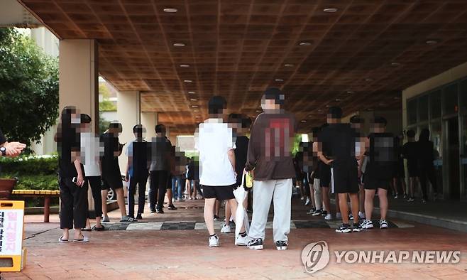 검사 기다리는 줄 (창원=연합뉴스) 한지은 기자 = 신종 코로나바이러스 감염증(코로나19) 확진자가 나온 경남 창원의 한 고등학교에서 28일 학생들이 교내 선별진료소에서 검사를 받기 위해 줄을 서고 있다.       확진된 학생은 서울 광화문 집회에 방문한 어머니를 통해 감염된 것으로 파악됐다. 2020.8.28 contactje@yna.co.kr