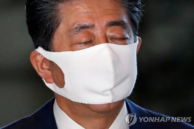 총리 관저 들어가는 아베 (도쿄 로이터=연합뉴스) 아베 신조 일본 총리가 28일 도쿄의 총리 관저로 들어가고 있다. 현지 언론은 아베 총리가 건강 문제로 총리직 사임을 표명했다고 이날 일제히 보도했다. sungok@yna.co.kr
