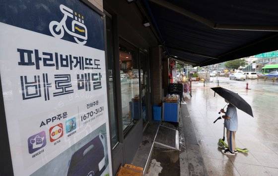 30일부터 일주일간 수도권 프렌차이즈형 카페에서는 매장을 이용할 수 없고 포장과 배달만 가능하다. 또한 일반 음식점과 제과점은 밤 9시까지만 정상영업이 가능하고 다음 날 새벽 5시까지는 포장과 배달만 이용할 수 있다. 사진은 28일 오후 서울 시내의 한 제과점 모습. 연합뉴스