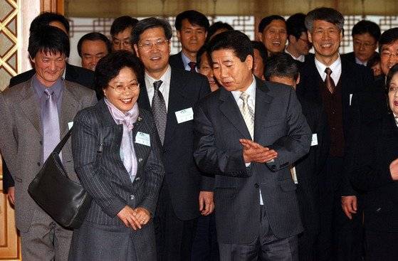 노무현 대통령이 2003년 3월 7일 오전 청와대에서 시민사회단체 대표자들을 초청, 오찬에 앞서 참석자들과 오찬장으로 이동하고 있다. [중앙포토]