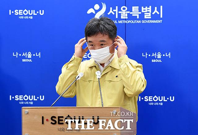 서정협 서울시장 권한대행이 30일 코로나19 정례브리핑에서 "오늘부터 9월 6일까지 일주일간을 '천만시민 멈춤 주간'으로 운영한다고 밝혔다. 서 권한대행이 지난 16일서울 중구 서울특별시청 브리핑룸에서 서울지역 코로나19 발생 현황 및 대응 상황 브리핑을 하는 모습. /남용희 기자