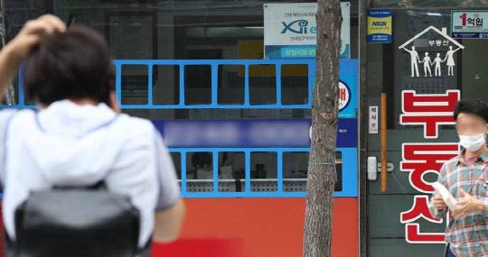 매매·전세 매물란 비어있는 서울 시내 한 부동산 앞.<연합뉴스>
