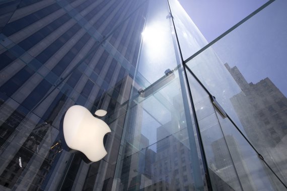 미국 기술주 시가총액 합계가 유럽 주식시장 시가총액을 앞질렀다. 사진은 지난 6월 16일(현지시간) 뉴욕 5번가의 애플 매장. AP뉴시스